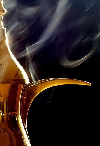 دلة قهوة عربية يتصاعد منها البخار
