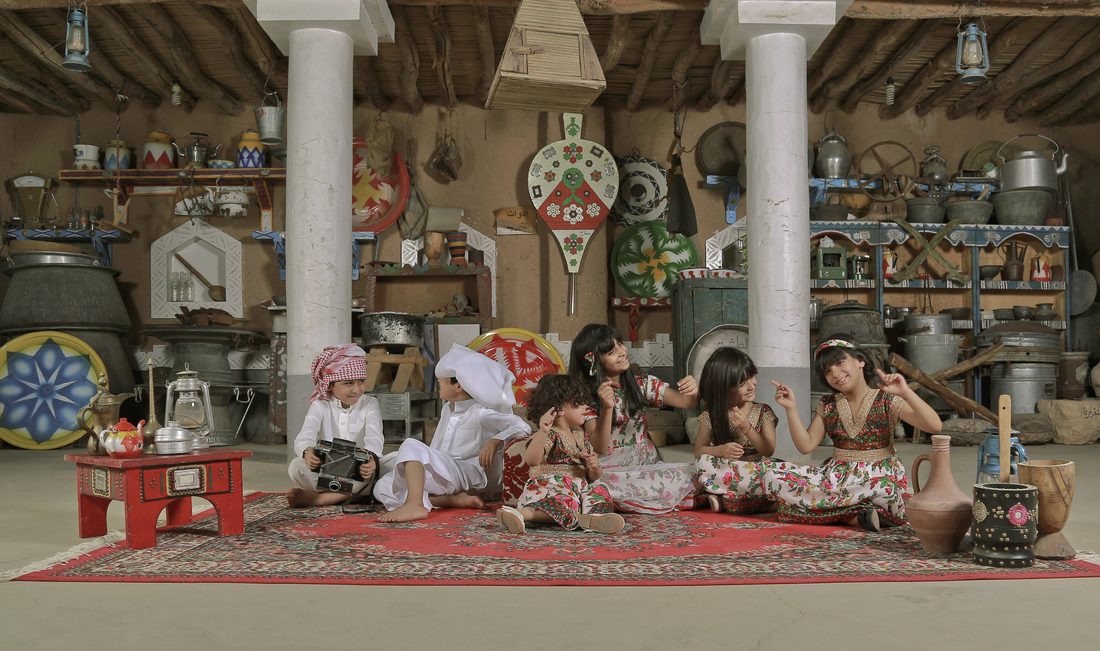 لمة عائلية في بيت نجدي تقليدي
