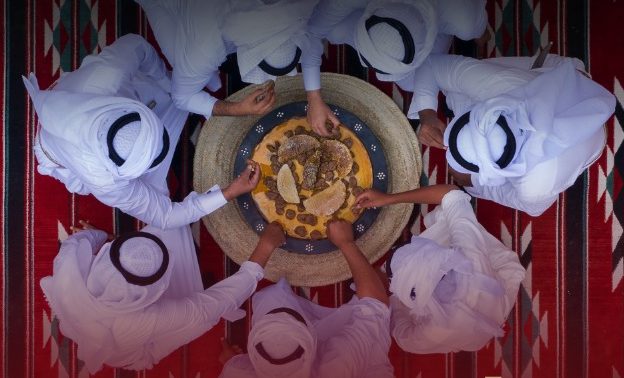 سفرة جريش يتشاركها الضيوف